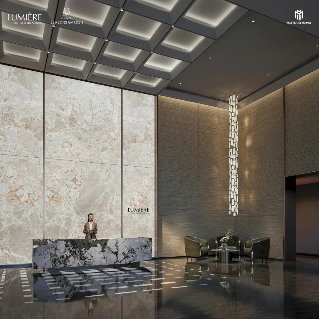 Sảnh Grand Lobby 5 sao Lumière Hà Nội Seasons Garden với trần thạch cao hoa văn nổi, tường đá marble nguyên bản, quầy lễ tân và đèn chùm thạch anh sang trọng.