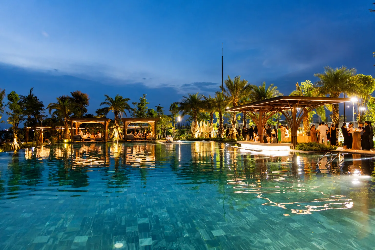 Không gian hồ bơi và tiện ích ngoài trời về đêm tại Elyse Marina Club, Elyse Island Đại Phước