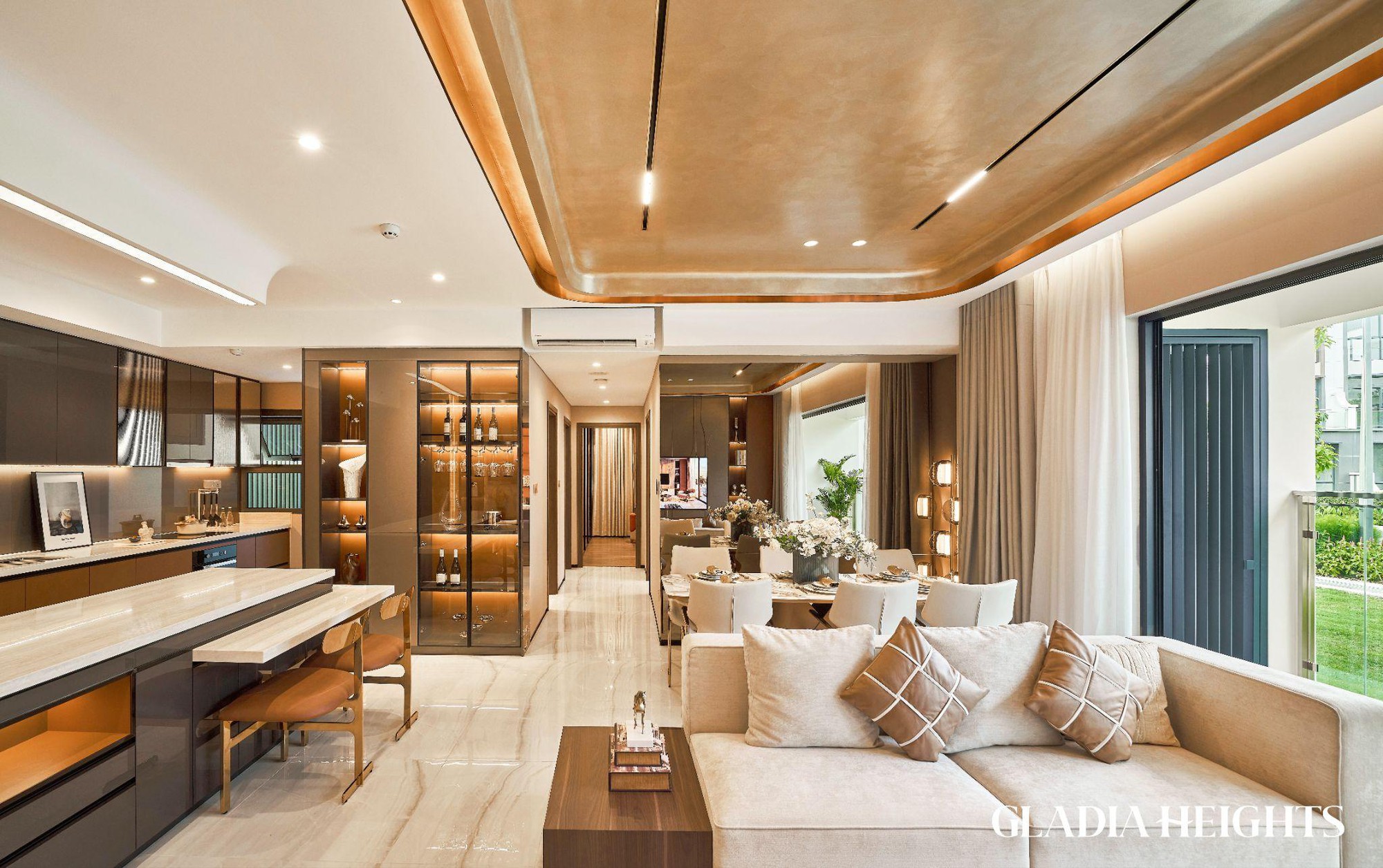 Khu bếp mở và phòng ăn căn hộ mẫu Gladia Heights nhìn ra sân vườn dự án
