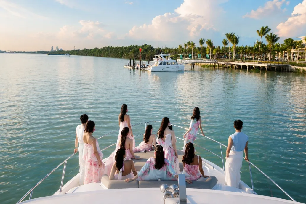 Khung cảnh bến du thuyền và mặt sông nhìn từ mũi tàu tại Elyse Island