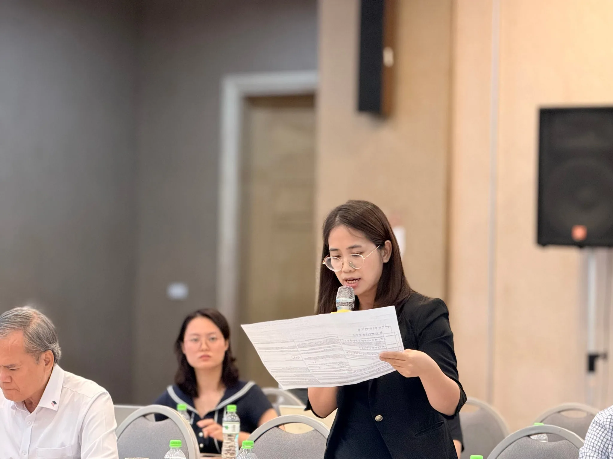 Bà Hà Thị Thu Trang cầm văn bản trình bày các đề xuất của Masterise Homes trước hội thảo