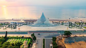 Toàn cảnh trên cao Quảng trường Tam Thắng với tháp 143 trụ bê tông do Sun Group thi công tại biển Vũng Tàu