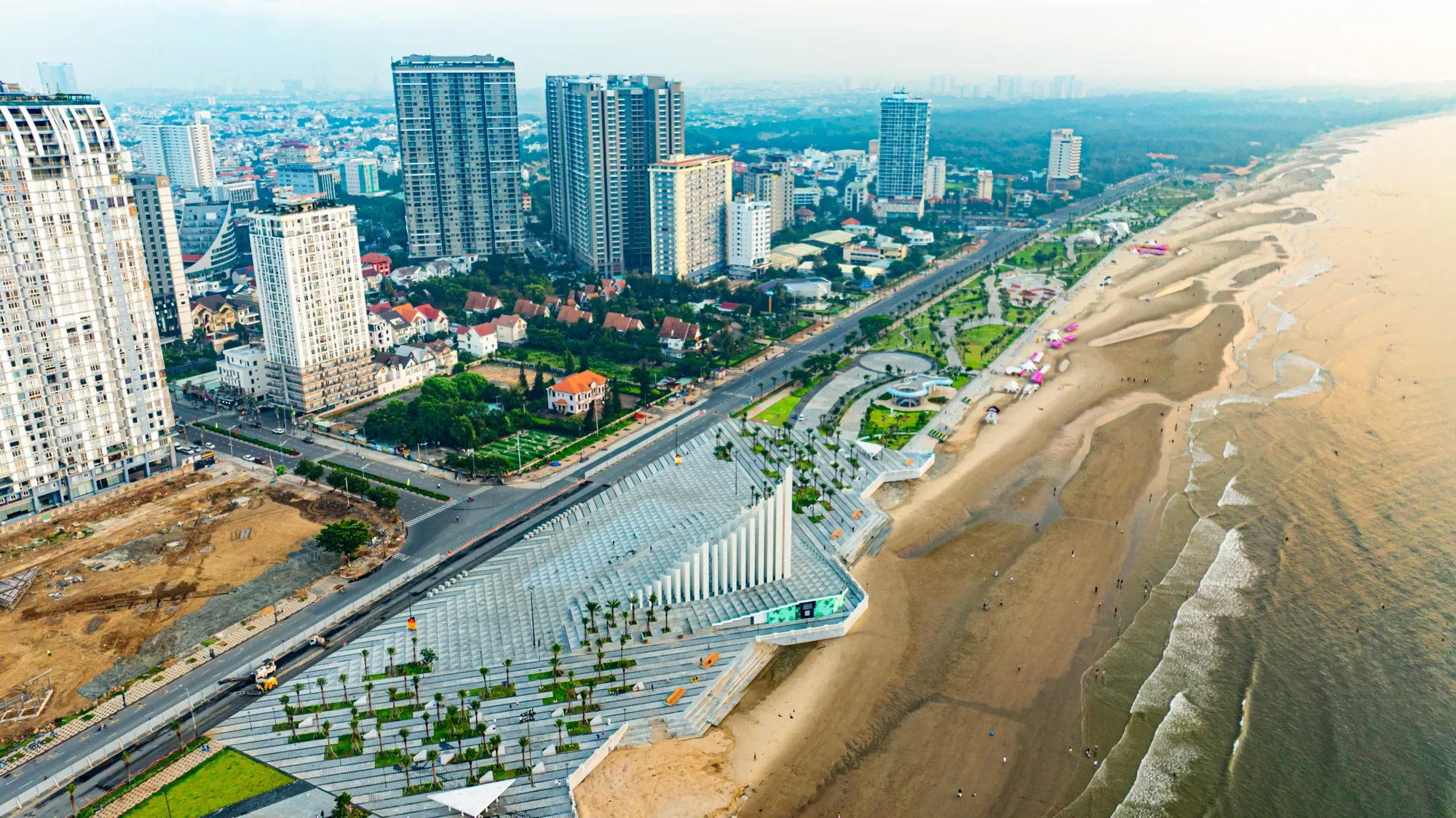 Vị trí Tháp Tam Thắng nằm sát đường ven biển Thùy Vân, cạnh khu nhà cao tầng tại Vũng Tàu