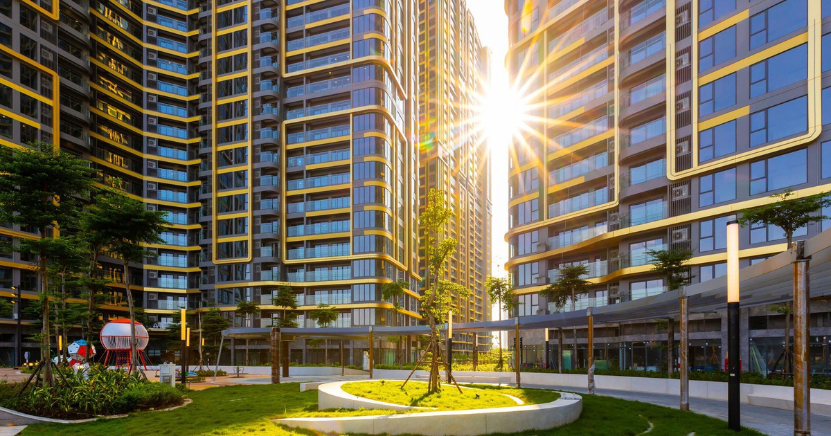 Cảnh quan sân vườn và tòa nhà cao tầng tại một dự án của Masterise Homes