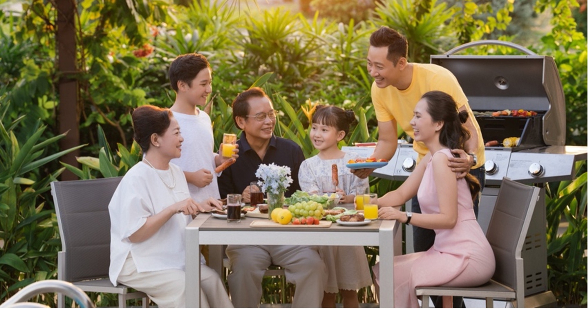 Gia đình ba thế hệ quây quần bên bữa ăn ngoài trời trong khu đô thị Nam Long