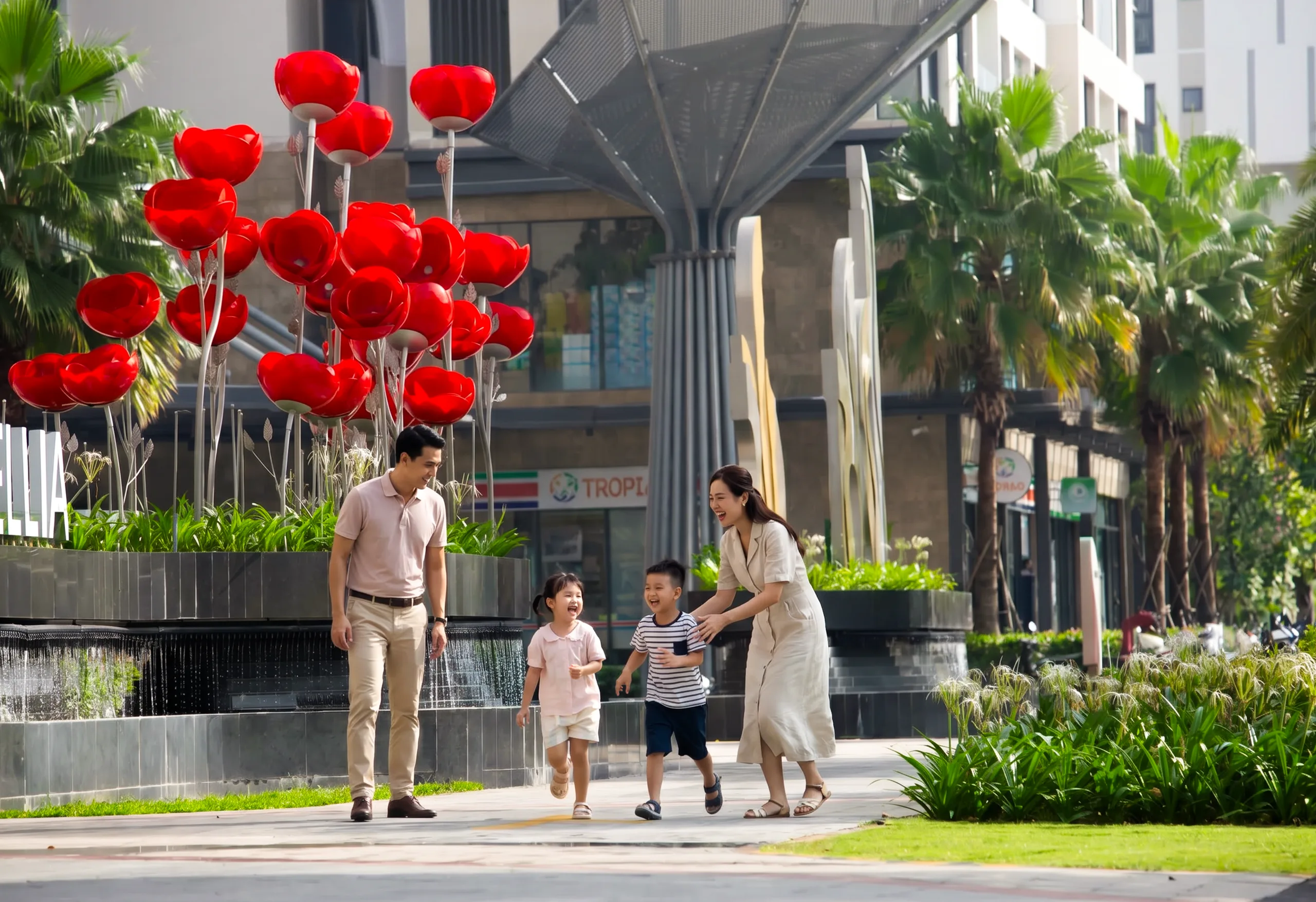 Gia đình dạo bộ trong khuôn viên nội khu dự án Masterise Homes