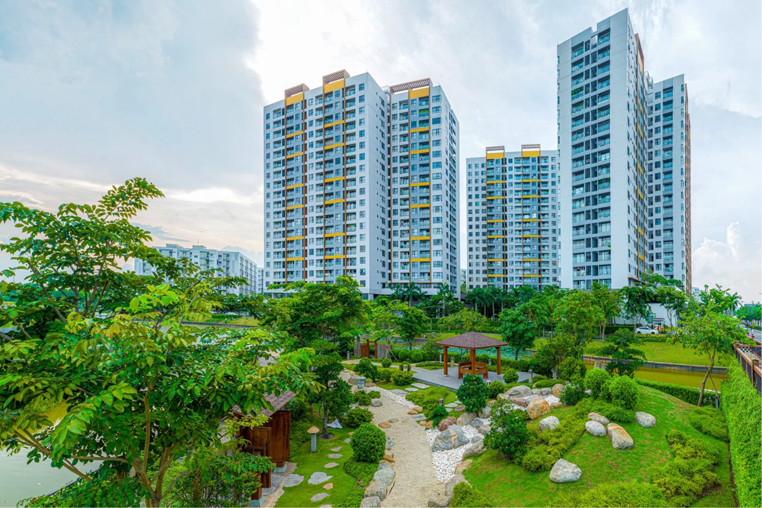 Toàn cảnh các tòa căn hộ và mảng xanh nội khu tại Mizuki Park, Bình Chánh